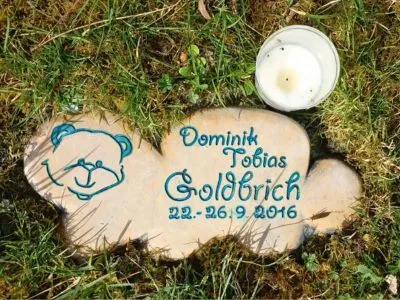 Sternenkind Grabstein mit dem Universalstein gesäubert